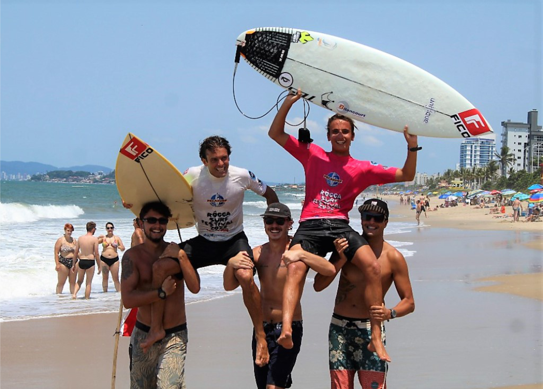 Campeões Open em Duplas. Foto: Cesinha Surfeatividade