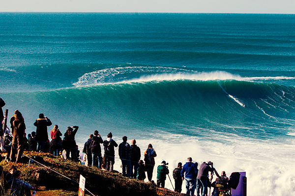 Já foi iniciada a contagem regressiva para o TUDOR Nazaré Tow Surfing Challenge em Portugal (Crédito: © WSL)