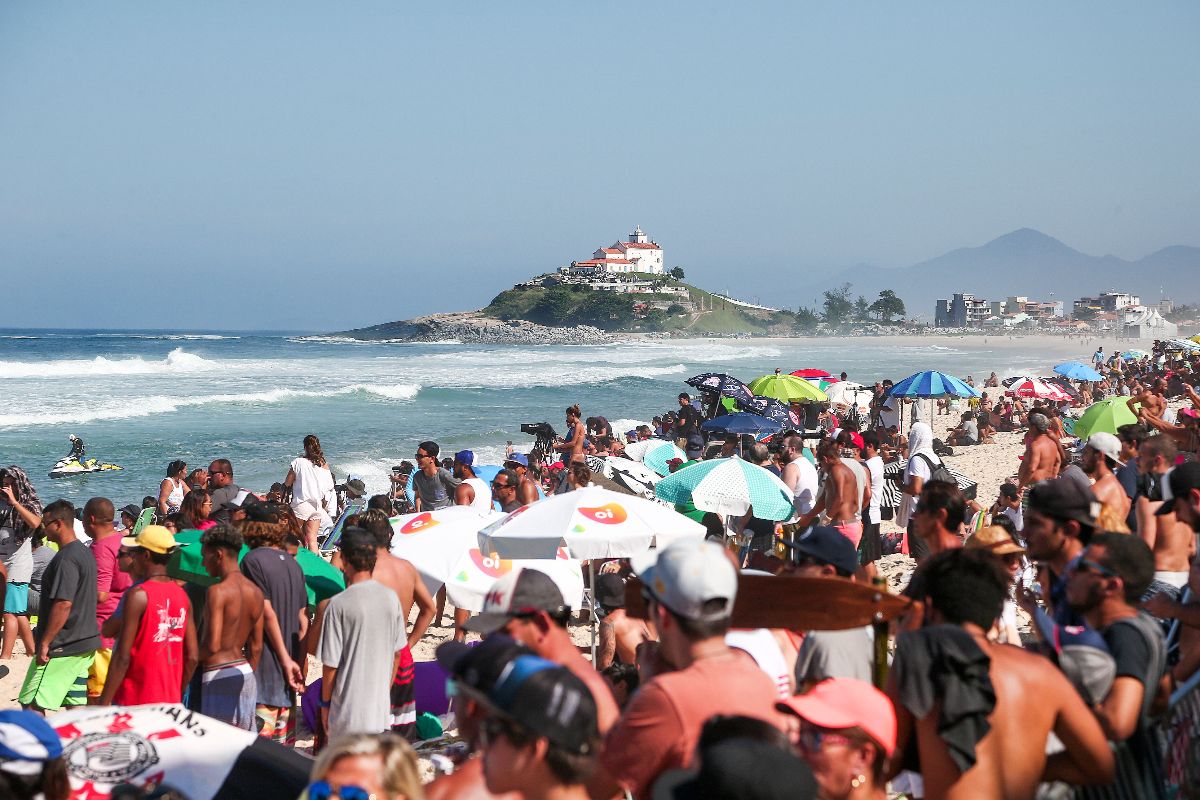 Praia de Itaúna sempre lotada nos eventos do Circuito Mundial (Crédito: Daniel Smorigo / World Surf League)