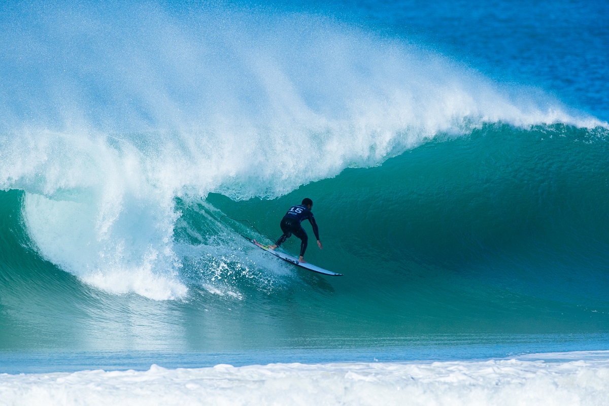 Italo Ferreira voando nas ondas de Supertubos (Crédito: ©WSL / Damien Poullenot)