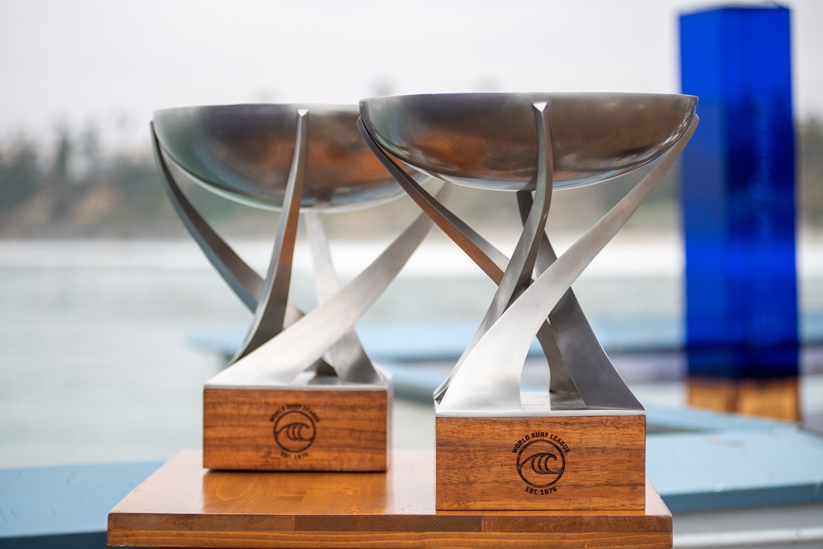 O troféu de campeão mundial da World Surf League é o grande objetivo de todos (Crédito: @WSL / Nolan)