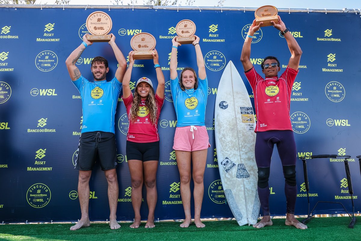 Santiago Muniz, Taina Hinckel, Isabelle Nalu e Messias Felix (Crédito: Daniel Smorigo / World Surf League)