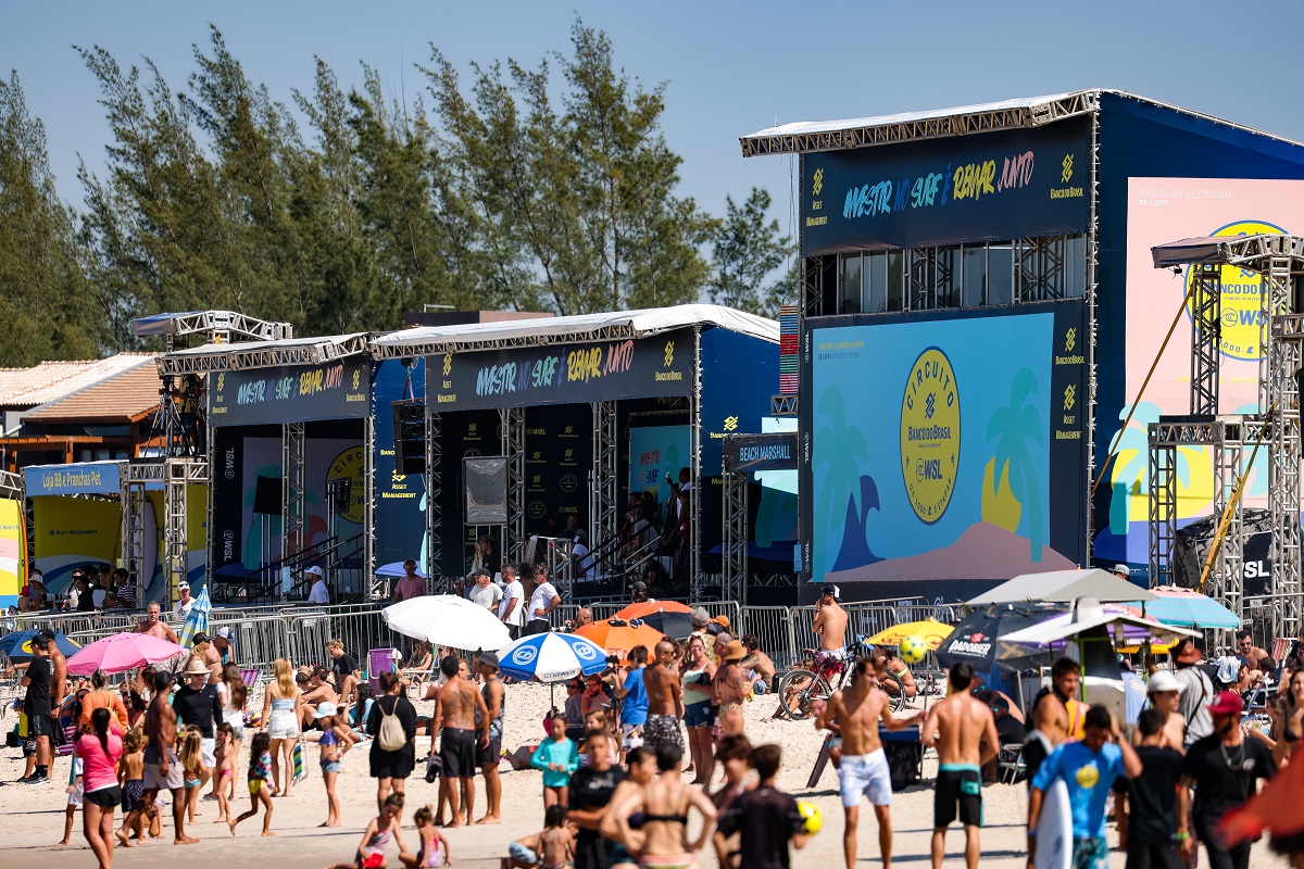 Praia da Ferrugem cheia para a estreia do Circuito Banco do Brasil de Surfe (Crédito: Daniel Smorigo / World Surf League)