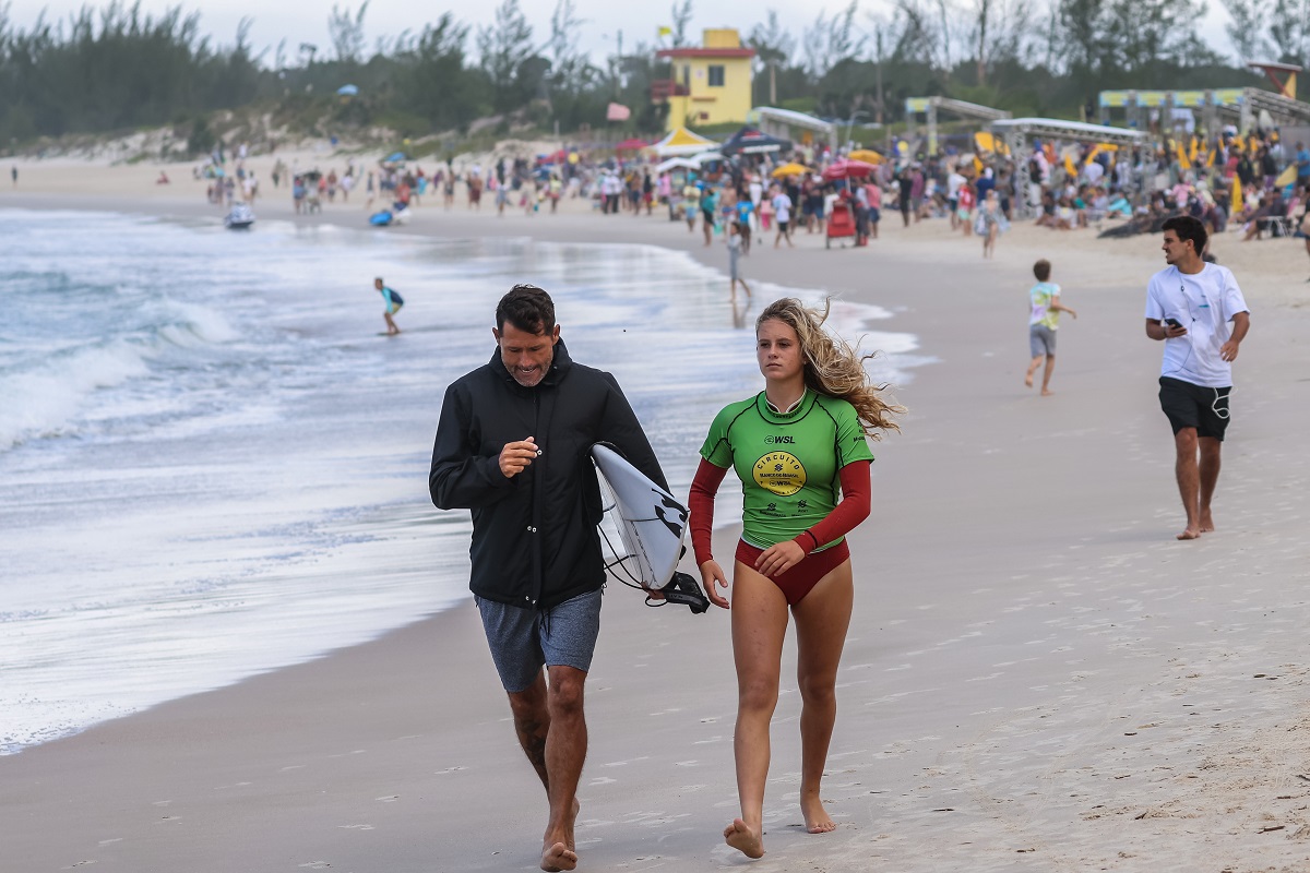 Isabelle Nalu sempre com o apoio do pai, o bigrider Pato Teixeira (Crédito: Daniel Smorigo / World Surf League)
