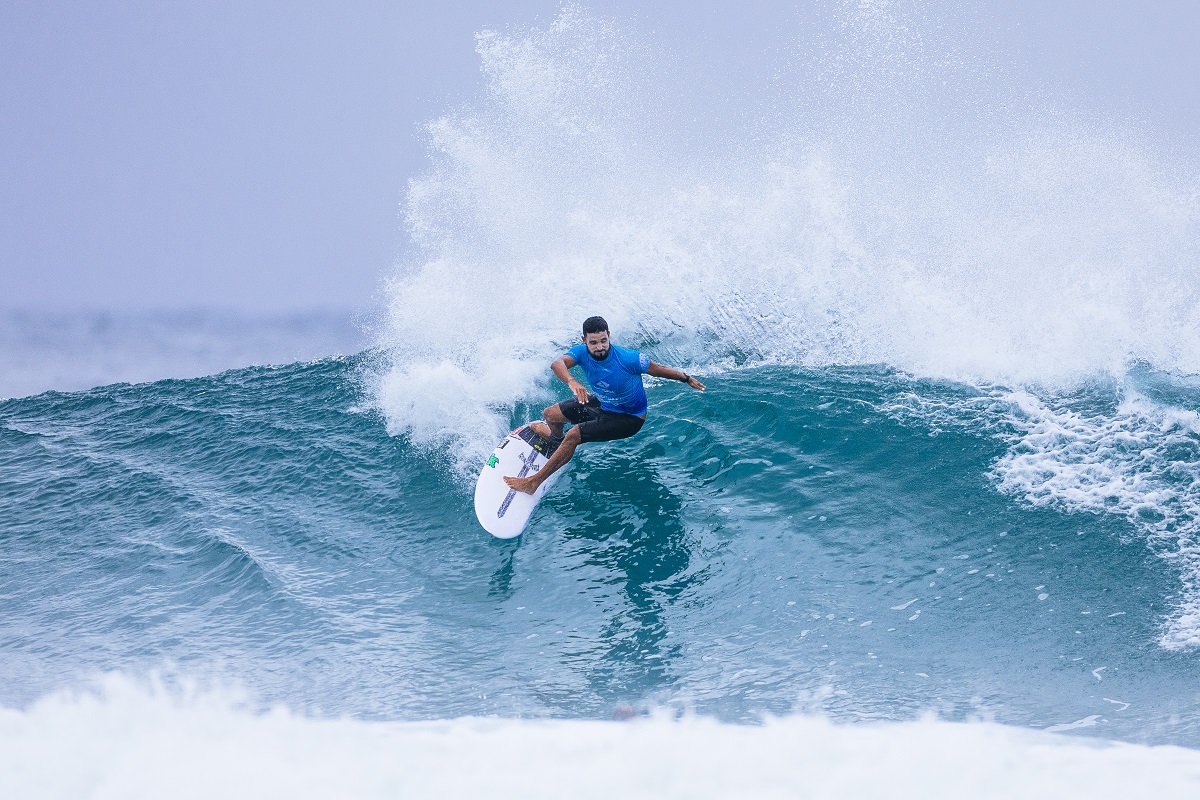 Michael Rodrigues passou numa bateria com três surfistas da América do Sul (Crédito: Matt Dunbar / World Surf League)