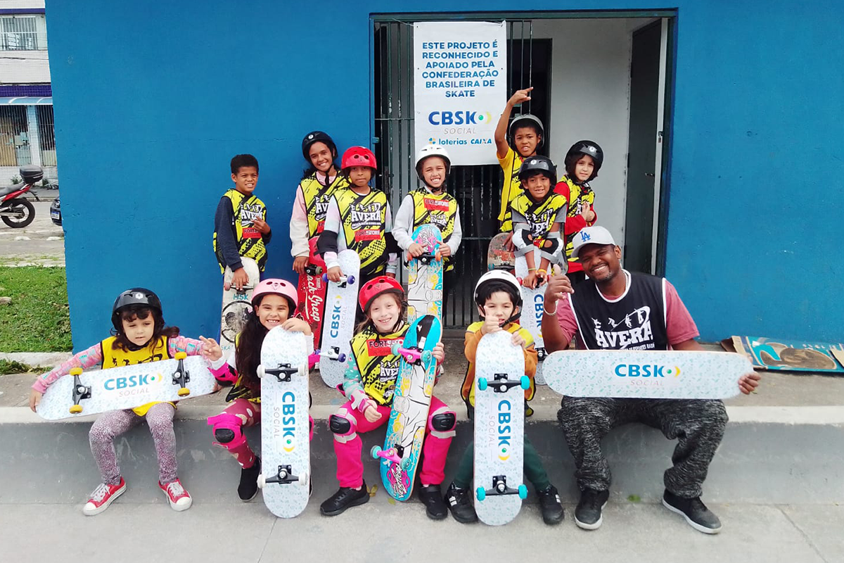 Crianças recebem skates no Projeto AVERA, São Vicente (SP), um dos programas abraçados pela Skate Social Loterias CAIXA (Foto: Divulgação)