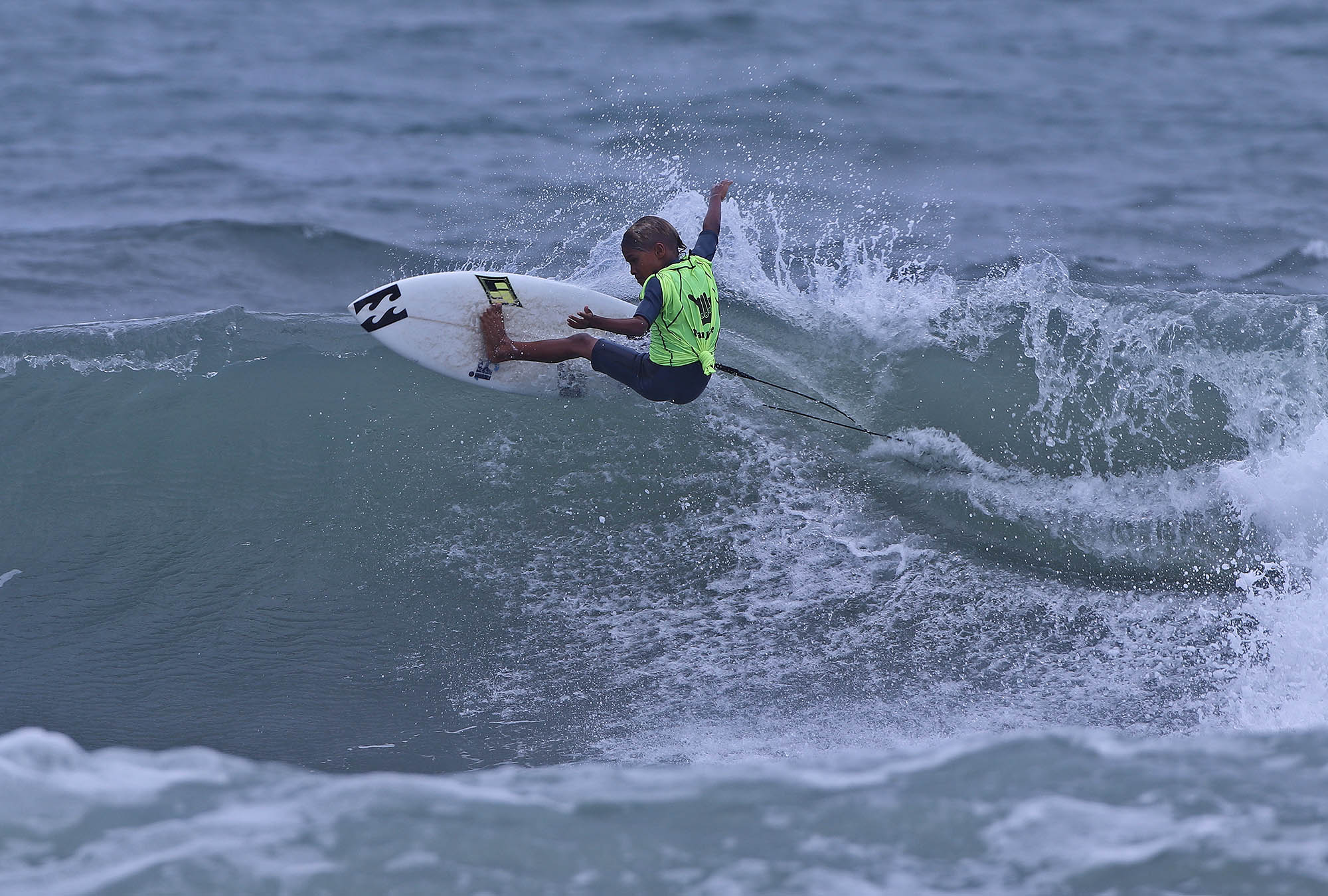 Arthur Vilar no Hang Loose Surf Attack Guarujá, em 2021 / Foto Munir El Hage
