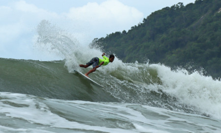 Recém chegado de El Salvador, João Vitor, mira o pódio no Hang Loose Surf Attack 2022