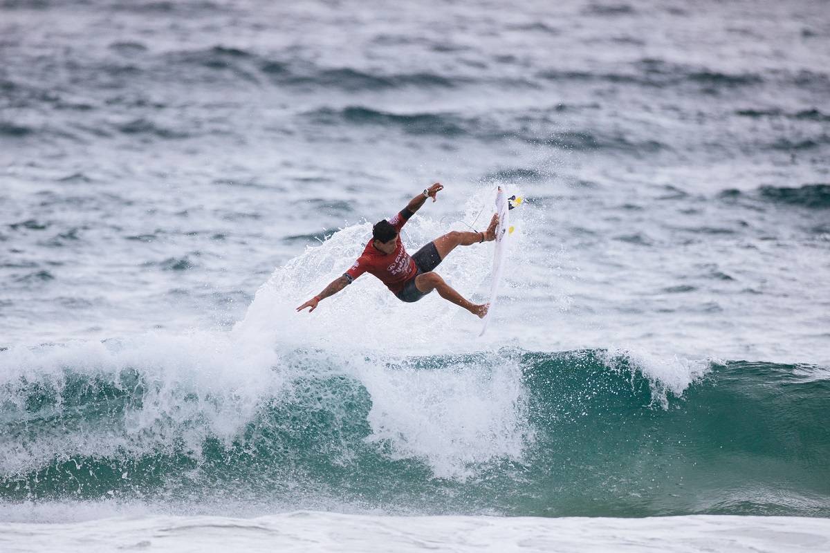 Alex Ribeiro usou os aéreos para superar o peruano Alonso Correa na sua bateria (Crédito: Beatriz Ryder / World Surf League)