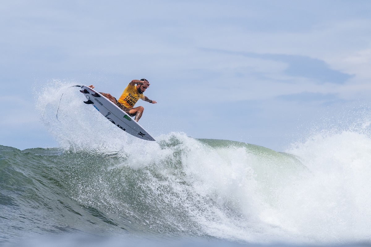 Filipe Toledo voando nas ondas de Punta Roca (Crédito: Thiago Diz / World Surf League)