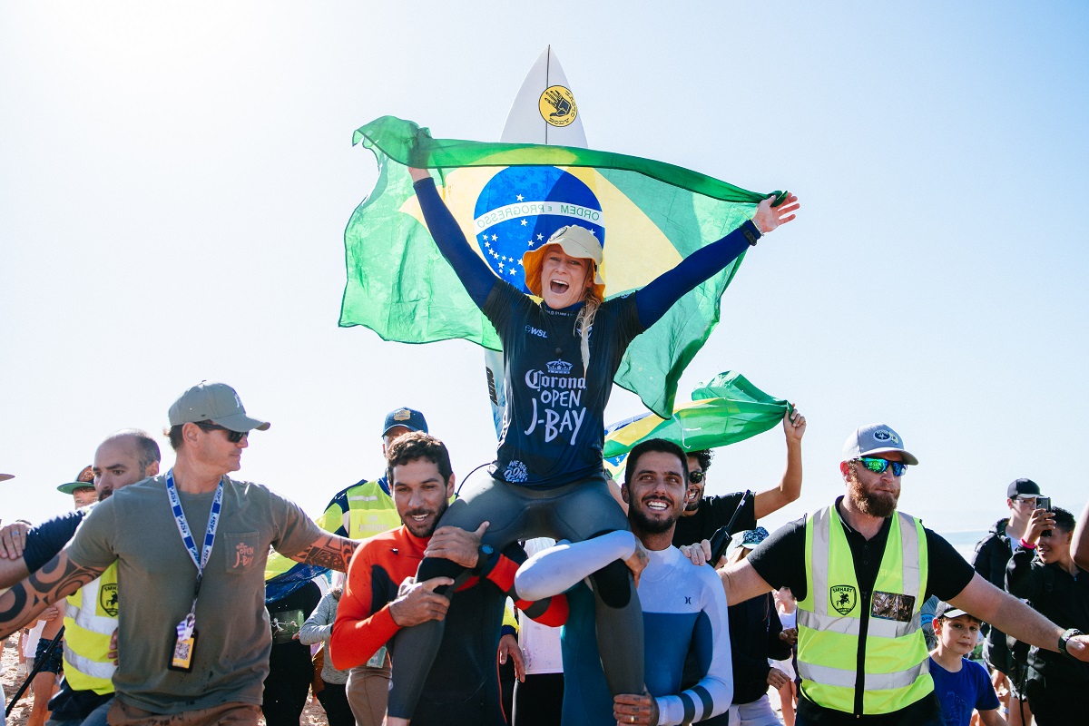 Tatiana Weston-Webb festejando com a bandeira brasileira na África do Sul (Crédito: Beatriz Ryder / World Surf League)