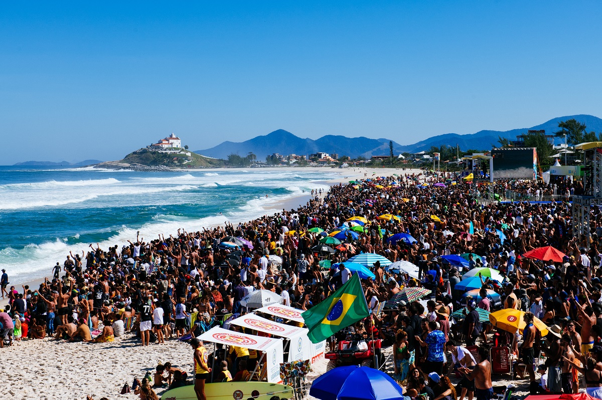 A Praia de Itaúna ficou lotada em todos os dias do Oi Rio Pro esse ano (Crédito: Thiago Diz / World Surf League)