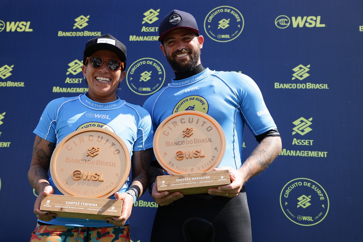 Silvana Lima e Alejo Muniz com os troféus das vitórias em Ubatuba (Crédito: Daniel Smorito / World Surf League)
