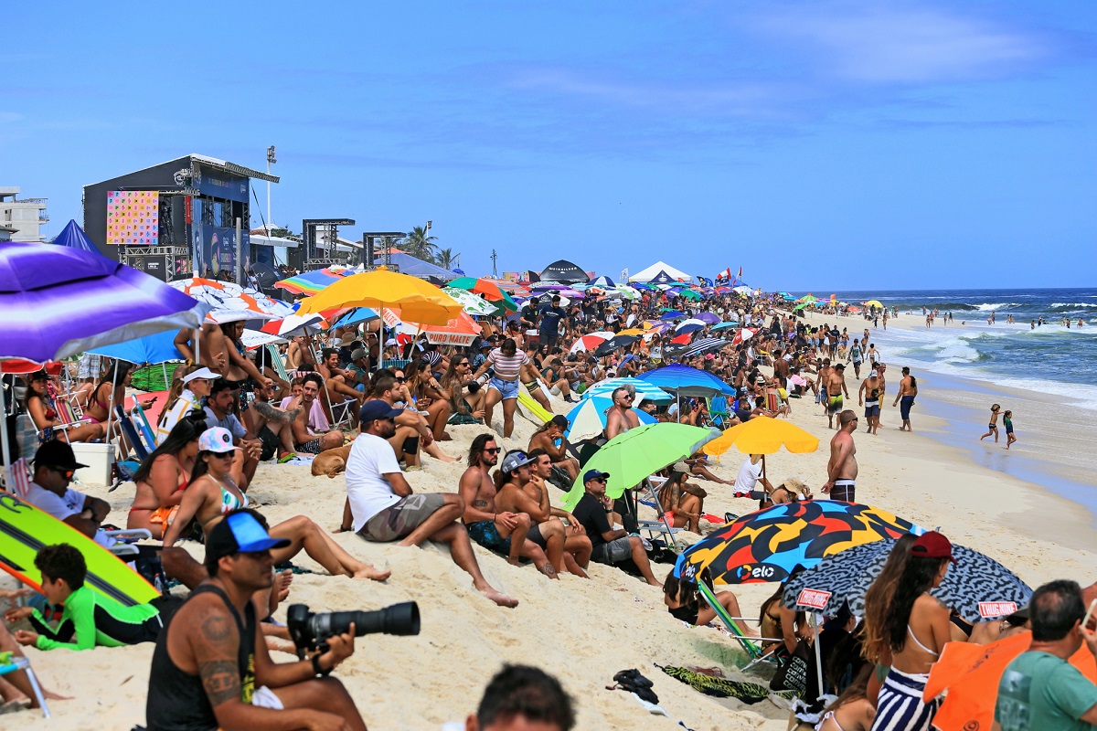 Praia de Itaúna lotada na estreia do Saquarema Surf Festival em 2021 (Crédito: Tony D´Andrea / 213 Sports)