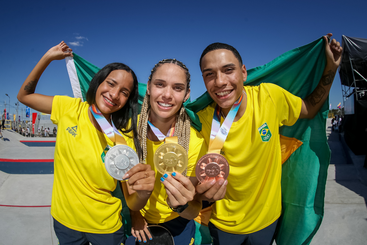Na foto os atletas, Gabriela Mazetto medalha de ouro, Carla Karolina medalha de prata e João Lucas medalha de bronze durante cerimônia de premiação / Foto Gaspar Nóbrega_COB
