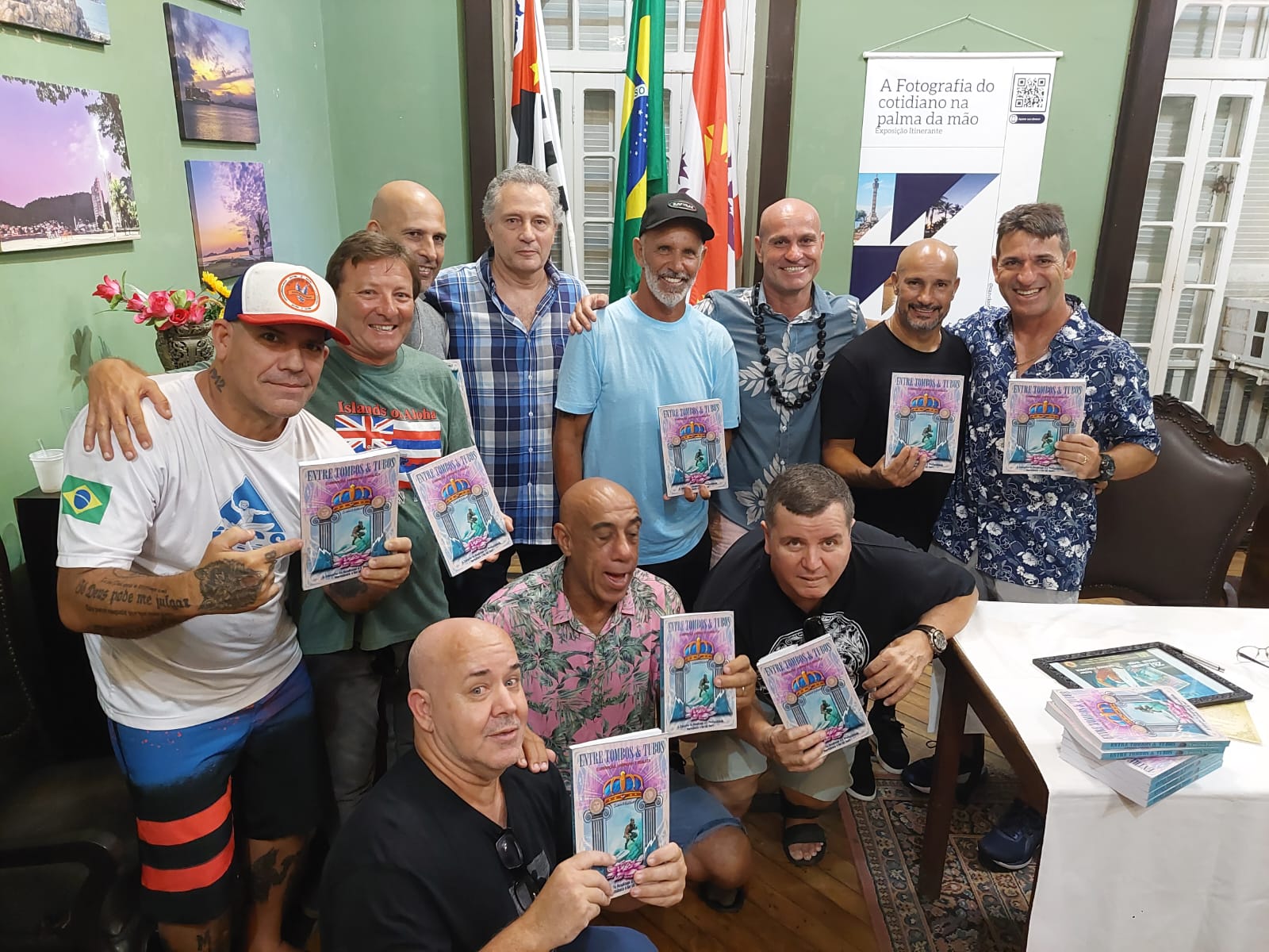 Foto Surfistas, advogadoes, amigos e familiares prestigiaram o lançamento do livro /  Charles Roberto