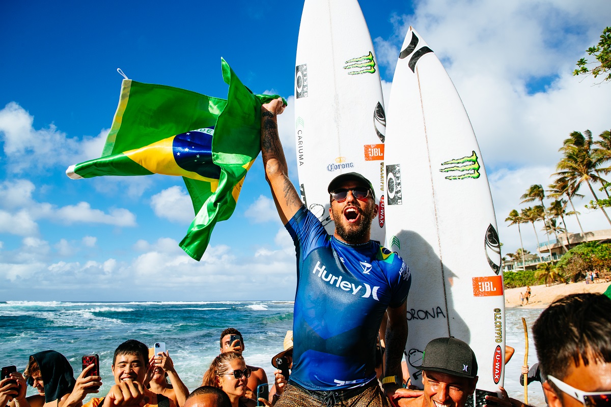 Filipe Toledo festejando sua primeira vitória no Havaí e 13.a no CT (Crédito da Foto: @WSL / Tony Heff)