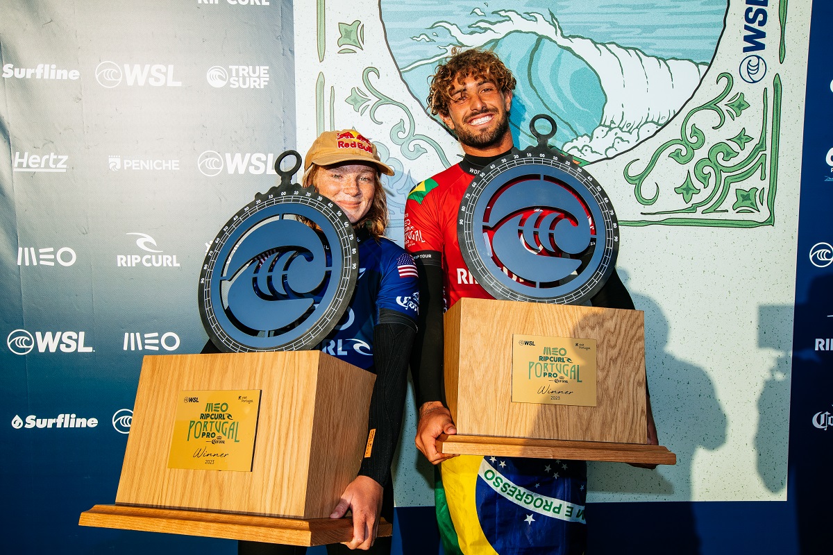 Os primeiros troféus de campeões de Caitlin Simmers e João Chianca (Crédito da Foto: @WSL / Damien Poullenot)
