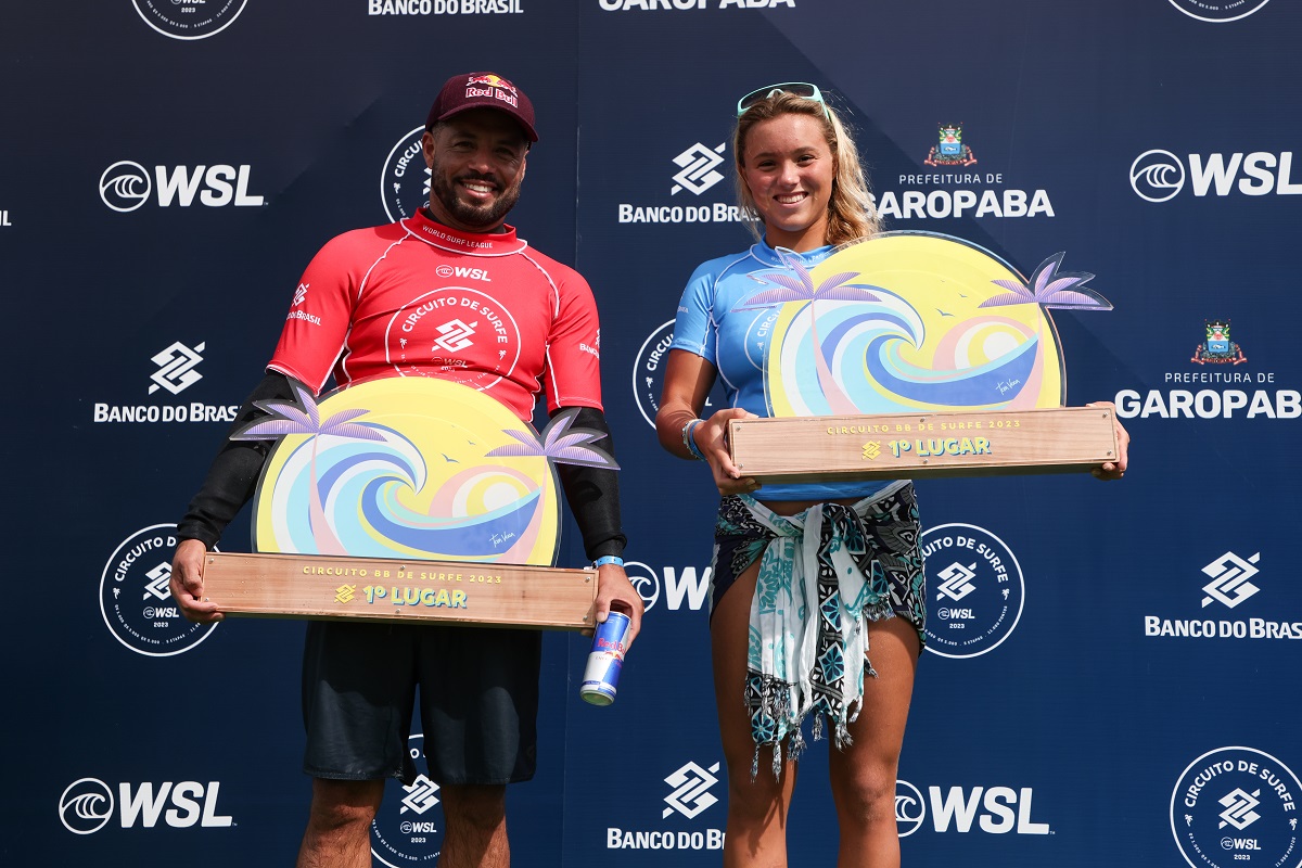 Adriano de Souza e Laura Raupp com os troféus das vitórias em Garopaba (Crédito da Foto: @WSL / Daniel Smorigo)