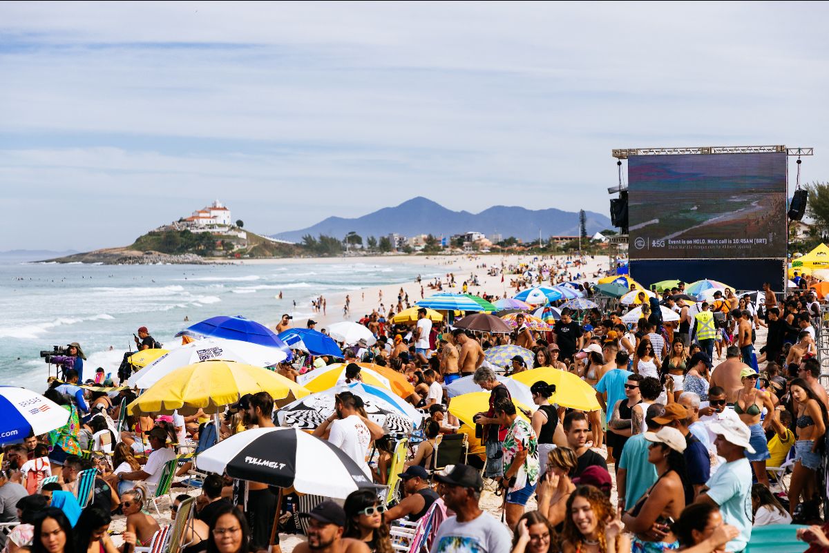 Praia de Itaúna sempre lotada para assistir o show dos melhores do mundo (Crédito da Foto: @WSL / Daniel Smorigo)