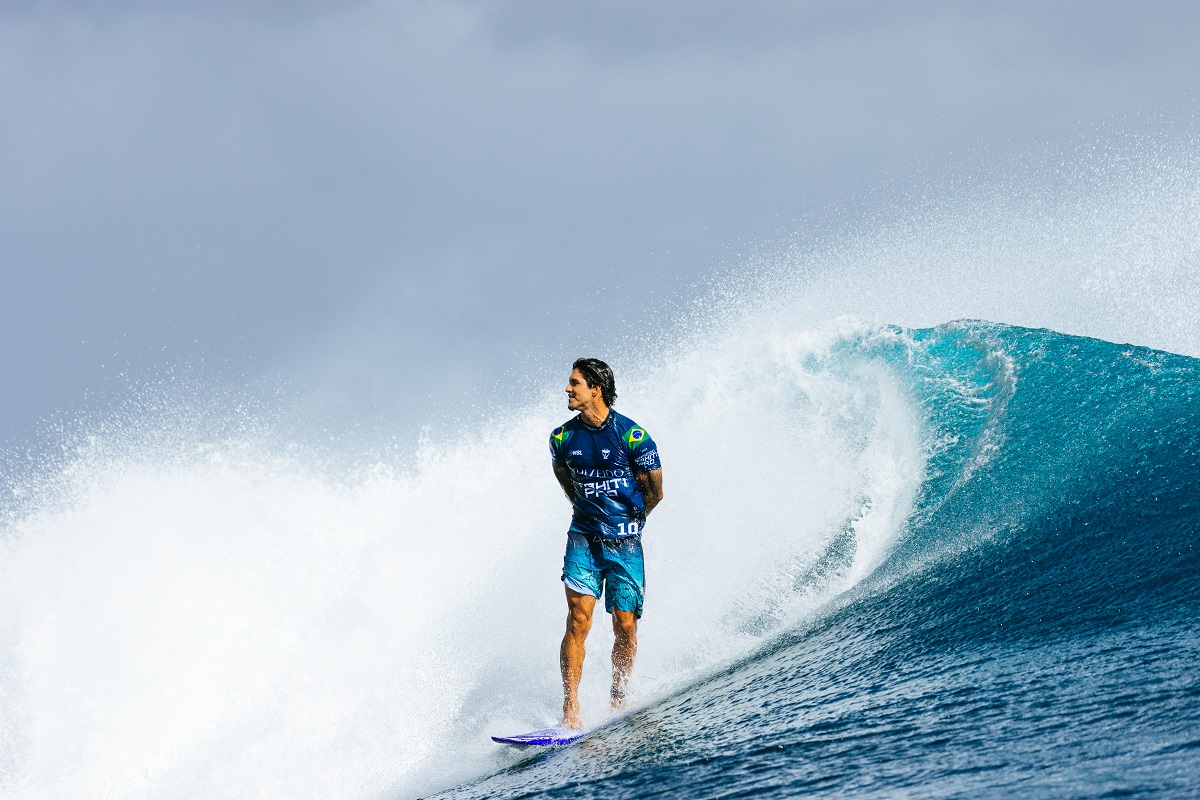 Gabriel Medina tirando onda depois de surfar mais um tubaço em Teahupo´o (Crédito da Foto: @WSL / Matt Dunbar)