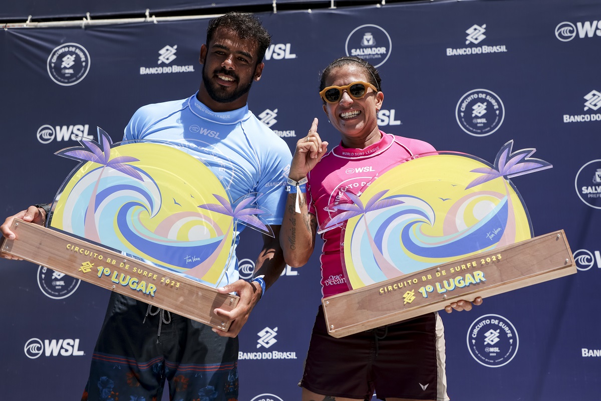 Edgard Groggia e Silvana Lima com os troféus das vitórias no QS 3000 da Bahia (Crédito da Foto: @WSL / Daniel Smorigo)